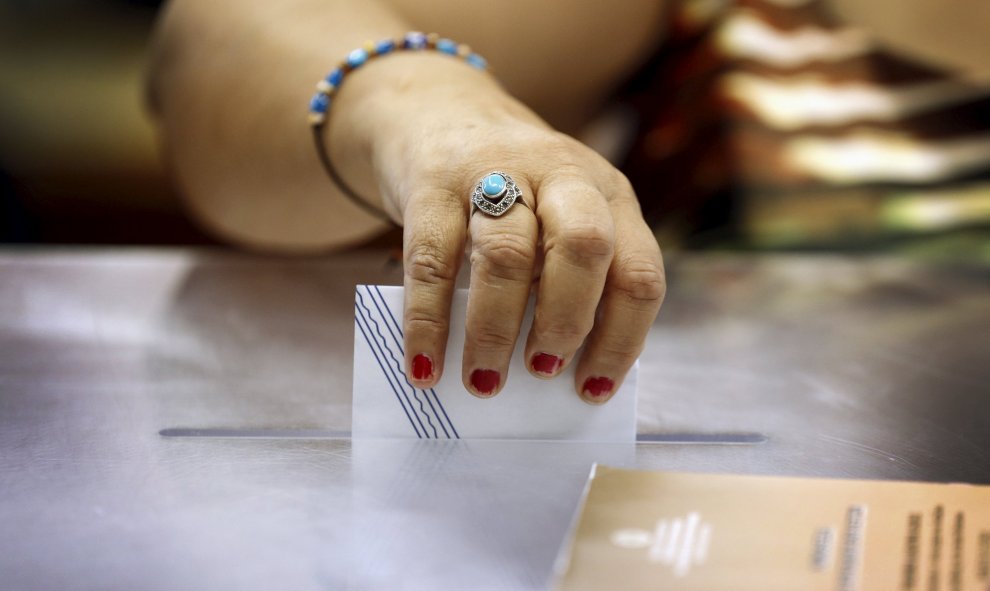 Una mujer deposita su voto en un colegio de la isla de Kastellorizo durante el histórico referéndum de Grecia. REUTERS//Cathal McNaughton