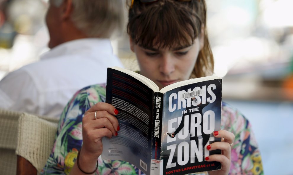 Una chica lee sobre 'La crisis de la Eurozona' en Meyisti, en la isla de Kastellorizo, durante la celebración del referéndum griego. REUTERS/Cathal McNaughton