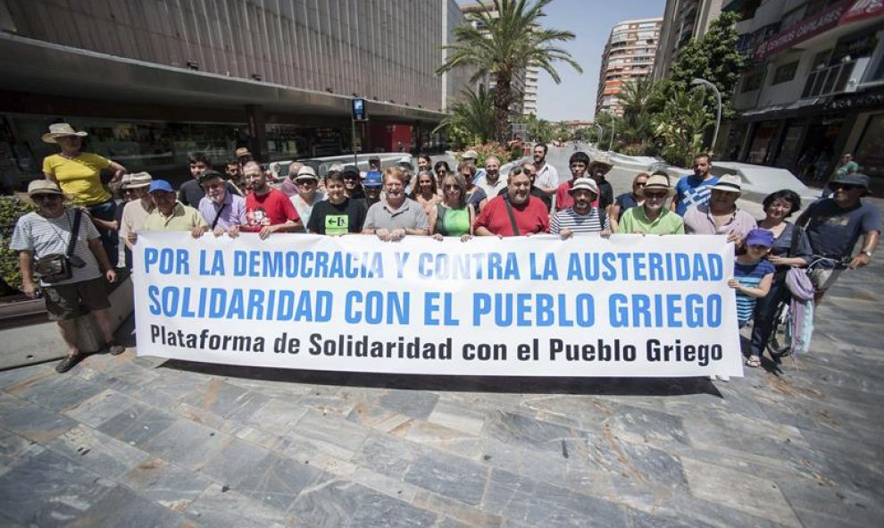 Colectivos como las Marchas por la Dignidad, el Foro Social o la Plataforma de Afectados por las Hipotecas y partidos como Anticapitalistas, IU-V, Cambiemos, Ahora, PCE, Equo y Podemos convocan una concentración de solidaridad con el pueblo griego, que ho