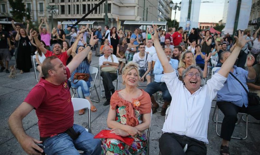 Algunos griegos han salido a las plazas a celebrar la jornada. EFE/EPA/KAY NIETFELD