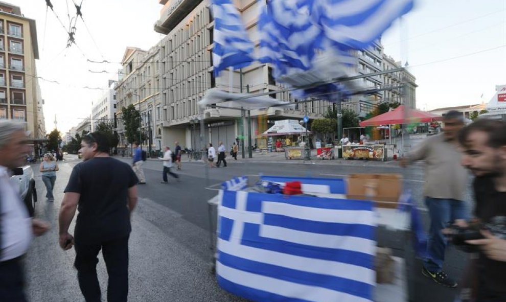 Un vendedor de banderas de griegas, que ha visto como sus ventas han crecido por el referéndum. EFE/ARMANDO BABANI