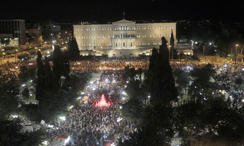 Los partidarios del NO celebran los resultados del referéndum en la Plaza Syntagama de Atenas.- EFE