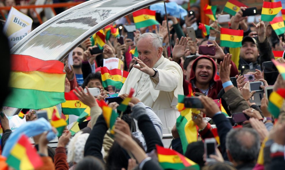 El papa Francisco saluda a los fieles congregados en la plaza del Cristo Redentor hoy, en Santa Cruz (Bolivia). Comienza su segundo día de visita en Bolivia con la celebración de una misa y por la tarde se encontrará con líderes de movimientos populares.