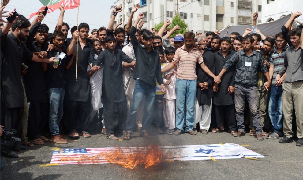 Paquistaníes musulmanes chiítas queman banderas de EEUU e Israel hoy durante una manifestación en Karachi para recordar el aniversario de la muerte del Imam Ali, el yerno del profeta Mahoma, que fue asesinado durante el mes de Ramadán en el año 661. AFP P