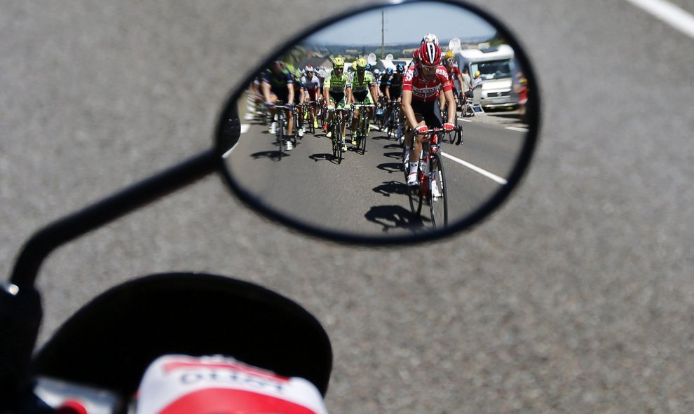 Vista de los corredores en el retrovisor de una moto durante la séptima etapa de la 102º edición del Tour de Francia, una carrera de 190.5km entre Livarot y Fougeres, en Francia, hoy. EFE/KIM LUDBROOK