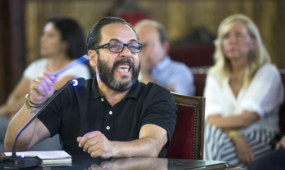 Álvaro Pérez "El Bigotes", exresponsable de la empresa de la trama Gürtel Orange Market, durante su declaración esta mañana en el juicio por los contratos de la Generalitat con dicha red para el montaje de su expositor en la feria de turismo Fitur. EFE/Ma