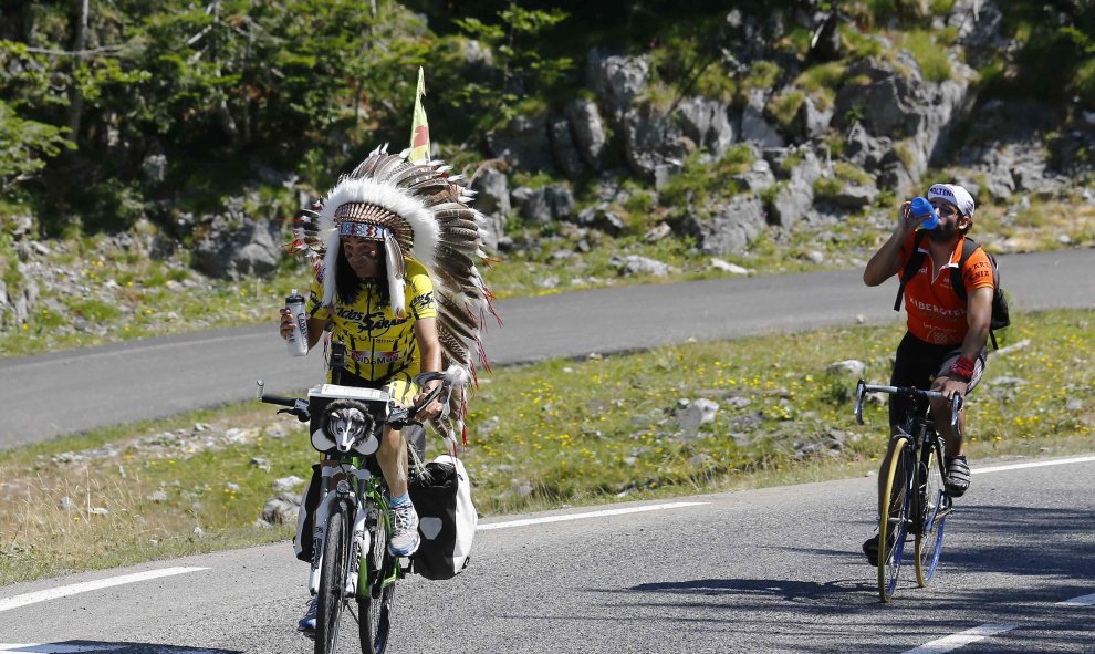 Un seguidor del ciclista español Alejandro Valverde se viste de indio americano y se une a la carrera antes del kilómetro 167 en la décima etapa del 102º Tour de Francia desde Tarbes a La Pierre -Saint -Martin , Francia, 14 de julio 2015 . REUTERS / Stefa