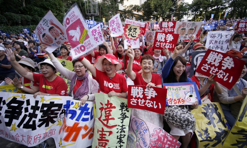 Varios manifestantes gritan consignas y sostienen carteles en los que se lee "No a la guerra" durante una protesta en contra de la nueva legislación sobre seguridad cerca del Parlamento en Tokio, Japón, hoy 14 de julio de 2015. EFE/Franck Robichon