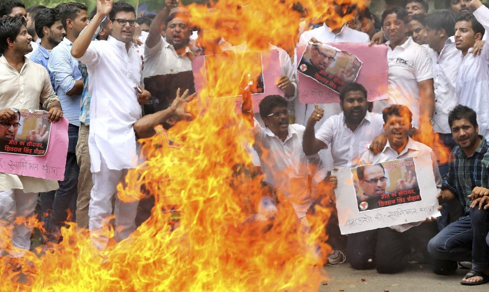 Miembros del Congreso Juvenil Indio (CJI) durante una protesta Nueva Delhi (India) contra las muertes de personas vinculadas a la investigación de un presunto caso de corrupción en Madhya Pradesh, hoy, martes 14 de julio de 2015. EFE/Harish Tyagi
