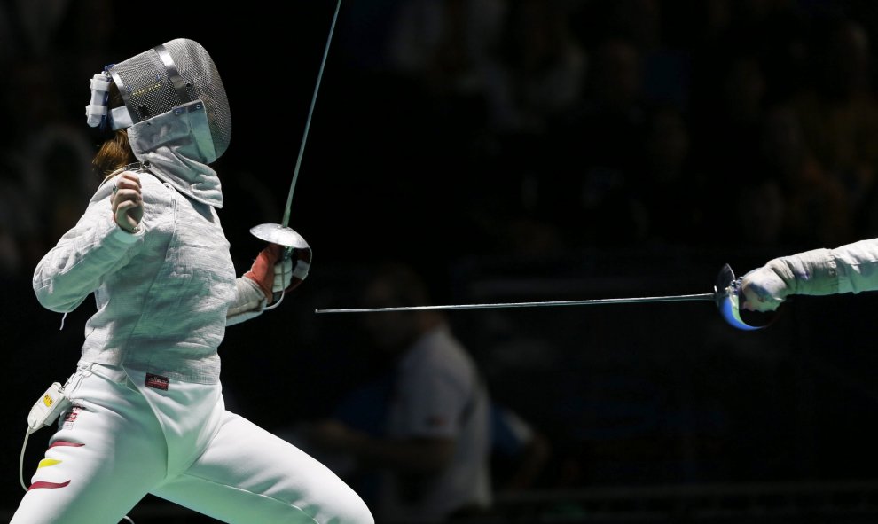 La esgrimista española Laia Vila (izq) se enfrenta a la estadounidense Dagmara Wozniak en un combate del tablón de 32 de sable individual femenino de los Campeonatos del Mundo de esgrima, En Moscú (Rusia) hoy, 14 de julio de 2015. EFE/Sergei Ilnitsky