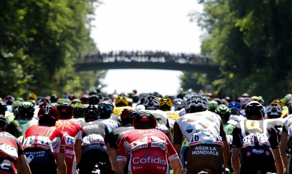 El pelotón rueda durante la decimoprimera etapa de la 102º edición del Tour de Francia, que discurre entre las localidades galas de Pau y Cauterets, Francia, hoy 15 de julio de 2015. EFE/Kim Ludbrook