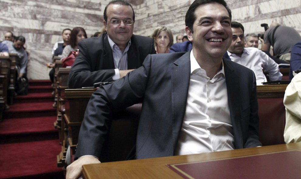 El primer ministro griego, Alexis Tsipras (c), durante una sesión en el Parlamento de Atenas, Grecia, hoy, 15 de julio de 2015. El Parlamento griego empezó esta mañana a debatir en comisiones el primer paquete de medidas que los socios de la eurozona han