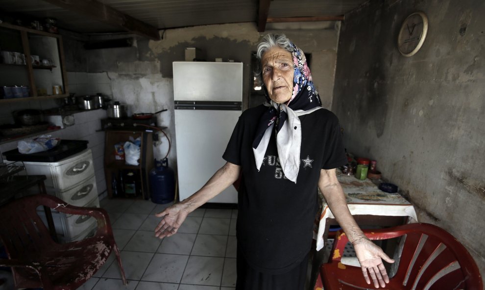 Anna Kousoula, pensionista griega de 60 años, se queja porque no puede retirar su pensión del banco debido al corralito, en la cocina de su casa en Perama, cerca de Atenas (Grecia) hoy, 15 de julio de 2015. EFE/Yannis Kolesidis