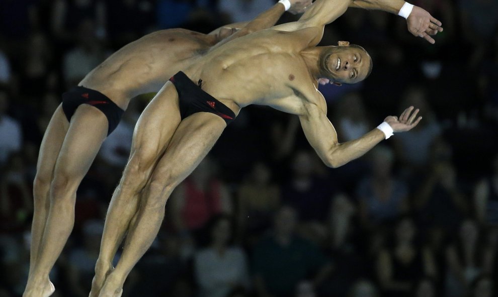 Los clavadistas de Cuba Jeinkler Aguirre y José Antonio Guerra (delante) durante uno de sus saltos en la final de la categoría de 10 metros de salto de trampolín hoy, lunes 13 de julio,en los Juegos Panamericanos en Toronto (Canadá). EFE/Javier Etxezarre