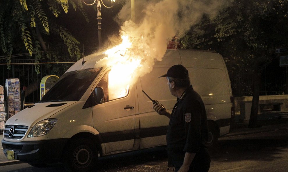 Los manifestantes han llegado a prender fuego a una unidad móvil de una cadena de televisión griega. EFE/ YANIS KOLESIDIS