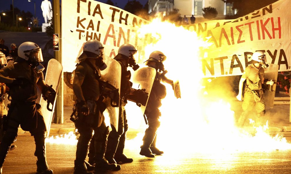 La policía ha tenido que hacer frente a cientos de manifestantes que lanzaban cócteles molotov contra ellos una vez acabada la manifestación antiausteridad. EFE/ Yannis Kolesidis