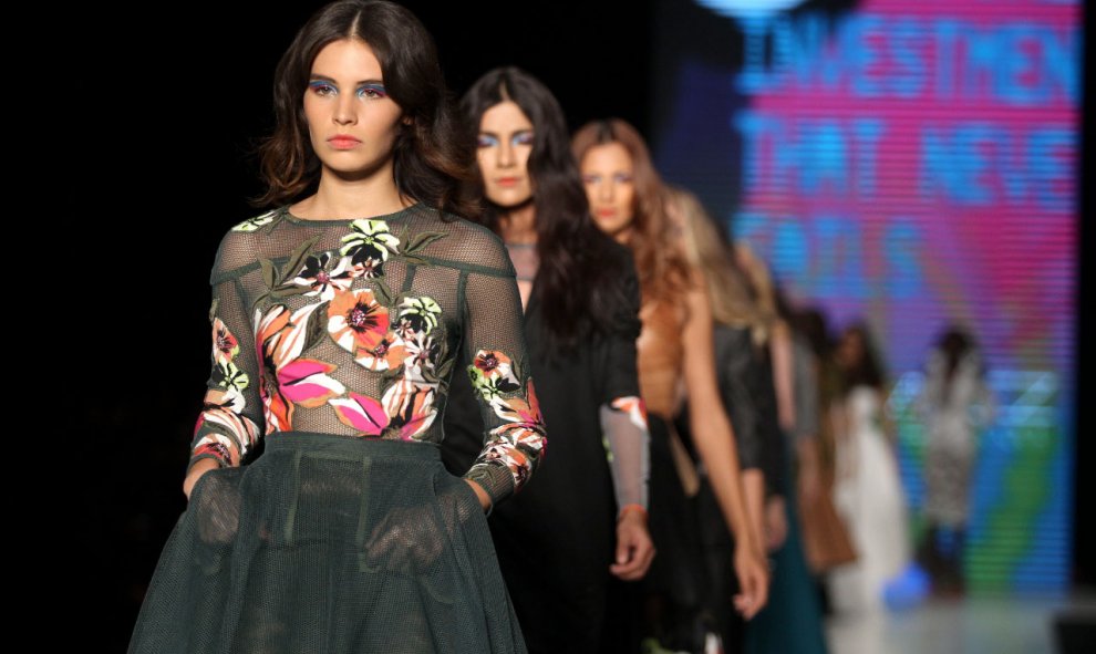 Una modelo es vista hoy, viernes 17 de julio de 2015, con diseños del colombiano Jorge Duque durante el tercer día de pasarelas de Intermoda México en Guadalajara (México).EFE/Ulises Ruiz Basurto