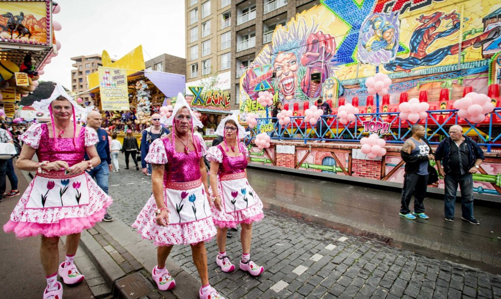 Varias personas se disfrazan durante la Feria 'Pink Monday' (Lunes rosa), un evento para la comunidad de gais, lesbianas, trans y bisexuales (LGTB) celebradas en la localidad de Tilburg, Holanda hoy 20 de julio de 2015. EFE/Robin Van Lonkhuijsen