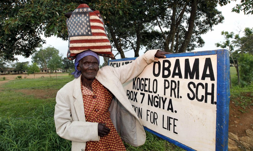 Rosa Anyango posa para una fotografía con una bolsa con los colores de la bandera estadounidense cuando caminaba en el mercado cerca de la casa ancestral del presidente estadounidense, Barack Obama, en la aldea de Nyangoma en Kogelo, al oeste de la capita