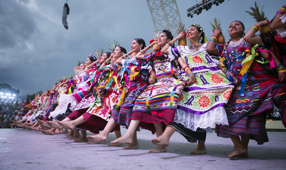 Bailarines participan en la tradicional fiesta de la Guelaguetza este, 20 de julio de 2015, en Oxaca (México). Grupos de danza de 25 delegaciones de las ocho regiones del estado de Oaxaca participan de fiesta de la Guelaguetza, que atrae a propios y extra