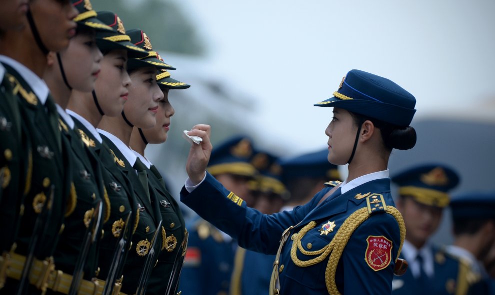 Reciben al gobernador general de Nueva Zelanda, Jerry Mateparae (no fotografiado), durante una ceremonia con honores celebrada en el Gran Palacio del Pueblo de Pekín (China) hoy, 21 de julio de 2015./ WANG ZHAO / AFP