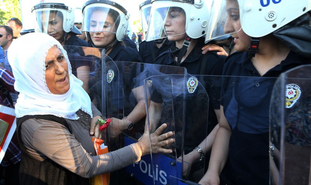 Las Madres de Paz se enfrentan a los agentes de policía durante una protesta contra un ataque suicida, en el que murieron 32 activistas el 20 de julio en la ciudad fronteriza turca de Suruc. AFP PHOTO / ADEM ALTAN