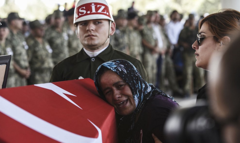 La madre del soldado turco, Mehmet Yalcin Nane, llora durante la ceremonia del entierro el 24 de julio de 2015, en Gaziantep. AFP PHOTO / BULENT KILIC