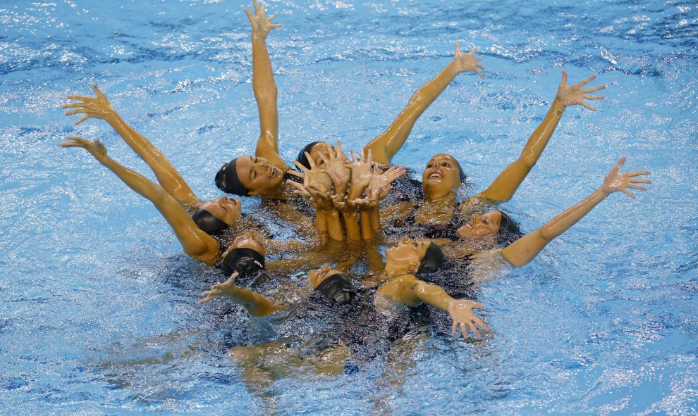 El equipo español de natación sincronizada durante un entrenamiento en el Centro de Alto Rendimiento de Sant Cugat donde preparan el Mundial de Natación de Kazan que comienza mañana. Por vez primera desde que es capitana de la selección española de nataci