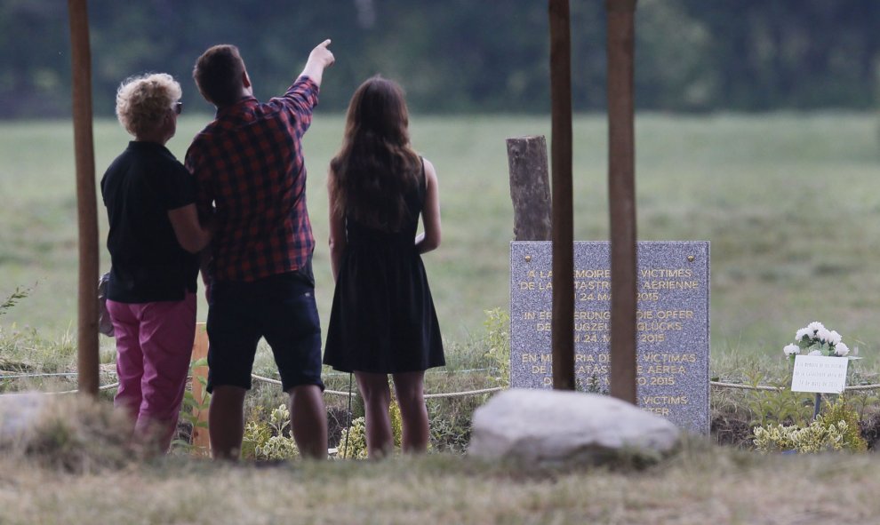 Familiares de las víctimas del avión A320 de Germanwings a su llegada al homenaje interreligioso por respeto a todas las religiones y nacionalidades de quienes iban en ese aparato, en su mayoría alemanes y españoles en la localidad francesa de Le Vernet,