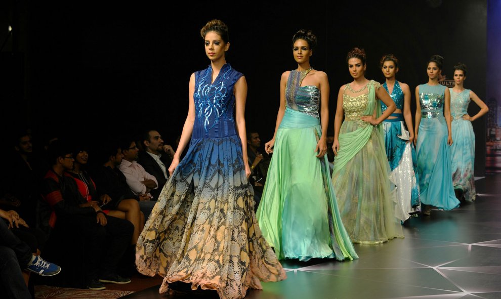 Modelos indias presentan las creaciones del diseñador Rehane en la jornada inaugural de la Bangalore Fashion Week 2015. AFP PHOTO / manjunath KIRAN