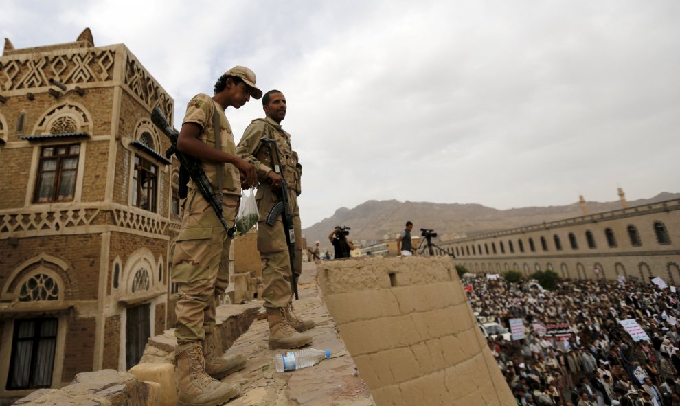 Militantes Houthi vigilan mientras seguidores Houthi se manifiestan en contra de los ataques aéreos saudíes llevados a cabo en la capital de Yemen, Saná, 24 de julio de 2015. REUTERS / Khaled Abdullah