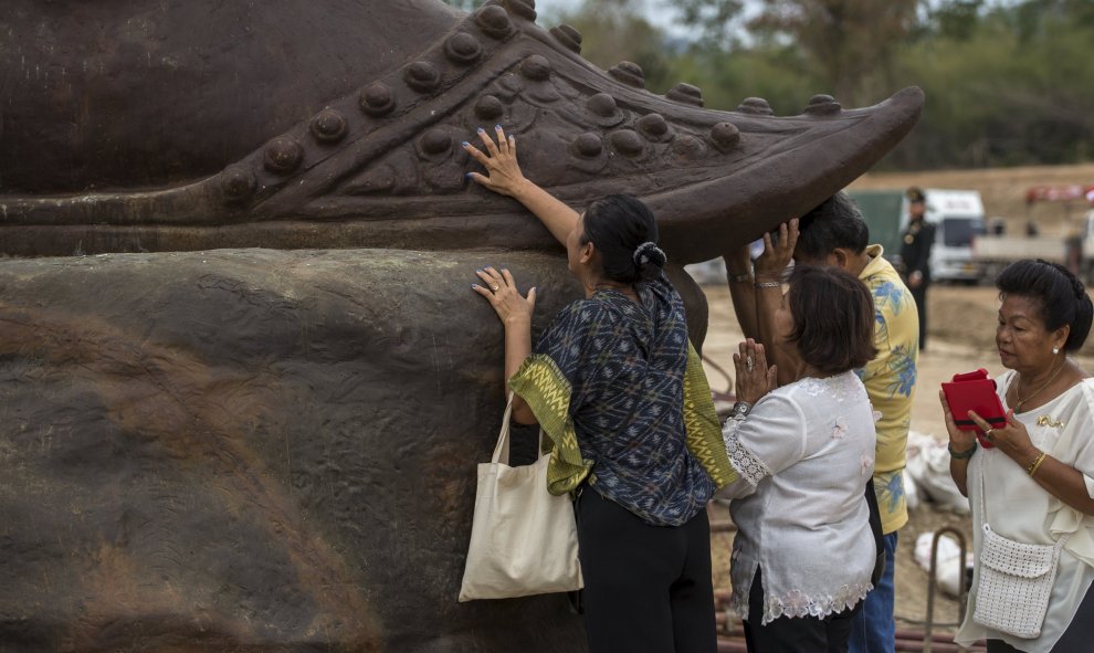 Gente se acerca a rendir homenaje a una estatua gigante de bronce del antiguo rey Ramkhamhaeng, después de una ceremonia religiosa en Ratchapakdi Park en Hua Hin, provincia de Prachuap Khiri Khan , Tailandia. REUTERS / Athit Perawongmetha