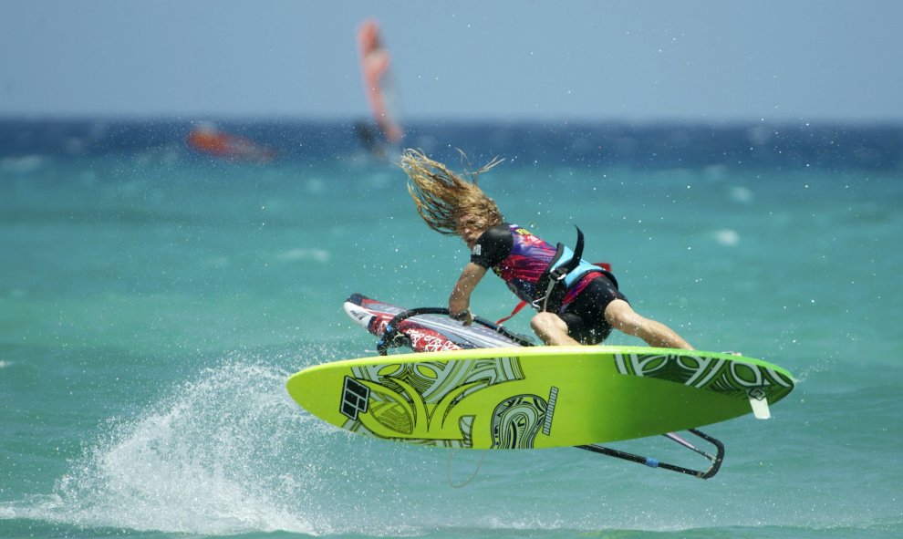 El bonaerense Youp Schmit, durante la prueba de estilo libre del Campeonato Mundial de Windsurf que se disputa en la Playa de la Barca, en el sur de Fuerteventura. EFE/Carlos De Saá