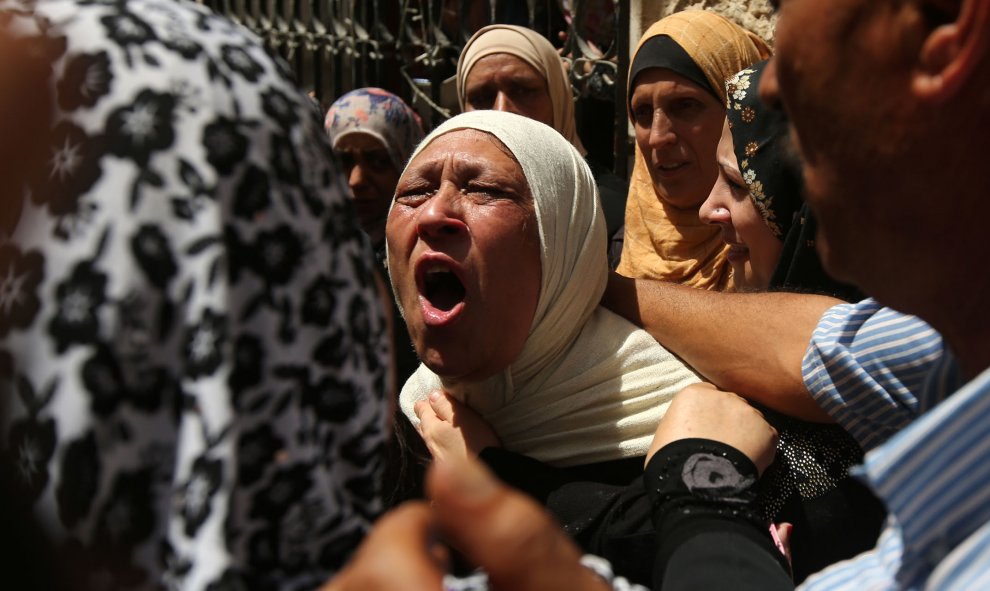 La tía del palestino Mohammad Abu Latifa emocionada durante su ceremonia fúnebre en el campo de refugiados de Qalandia, cerca de la ciudad cisjordana de Ramallah el 27 de julio de 2015. Abu Latifa recibió un disparo en la pierna mientras huía cuando las f