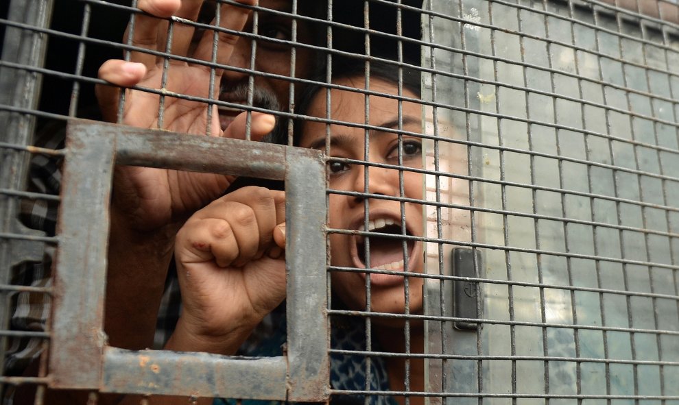 Un activista indio grita desde el interior de una furgoneta de la policía después de ser detenido en una protesta en contra de la sentencia de muerte de Yakub Memon, un personaje clave en los atentados de Mumbai en el que murieron cientos de personas en 1
