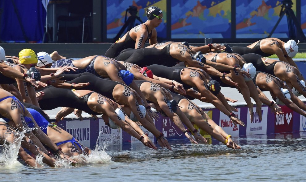 Nadadoras se sumergen en el agua durante la prueba femenina de 10km en aguas abiertas de los Campeonatos del Mundo de natación que se disputan en Kazán (Rusia). EFE/MARTIN SCHUTT