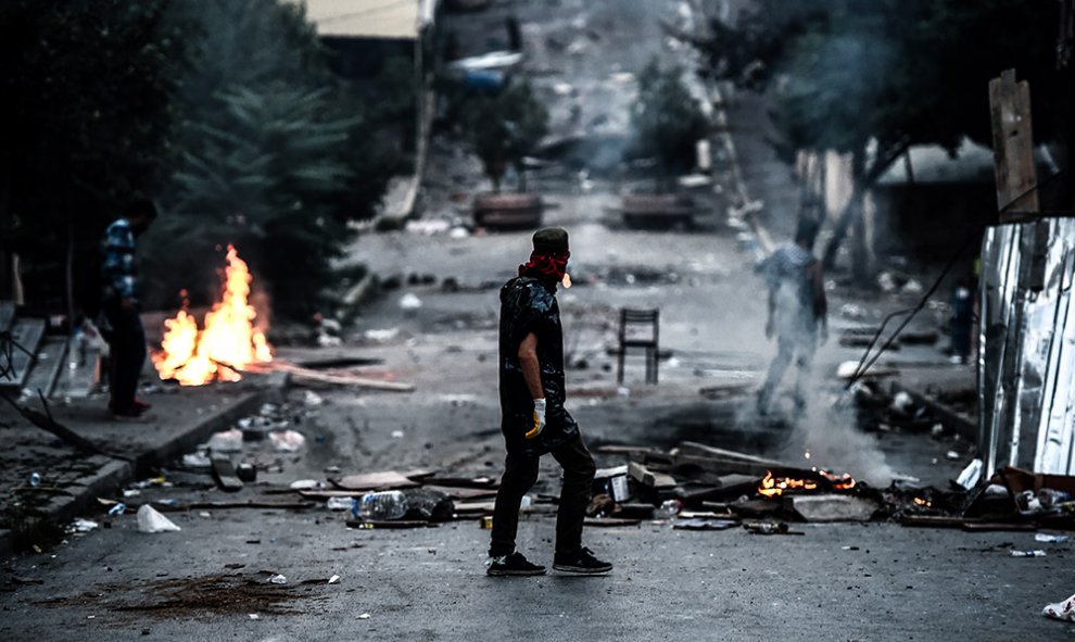 Un manifestante espera junto a una barricada durante los enfrentamientos con la policía antidisturbios turca en el barrio de Gazi en Estambul.- OZAN KOSE (AFP)