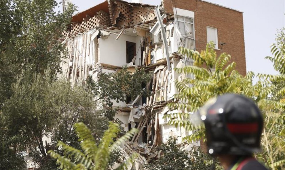 Un edificio de viviendas del madrileño barrio de Carabanchel se ha derrumbado.-EFE