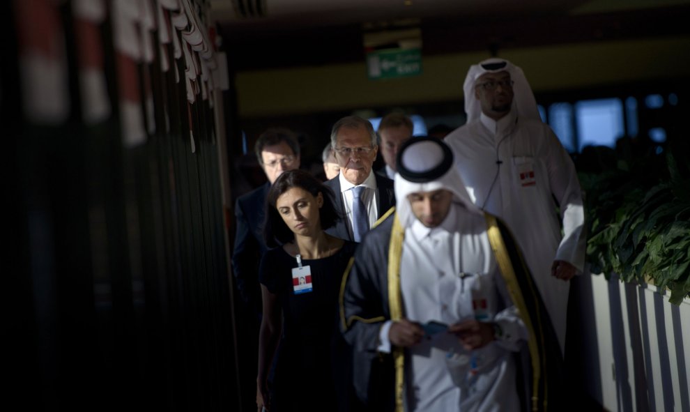 El Ministro de Asuntos Exteriores de Rusia, Serguéi Lavrov (C) antes de una reunión trilateral el 3 de agosto de 2015, en Doha. El secretario de Estado John Kerry está reuniéndose con sus homólogos árabes del Golfo para conversar en Qatar sobre el acuerdo