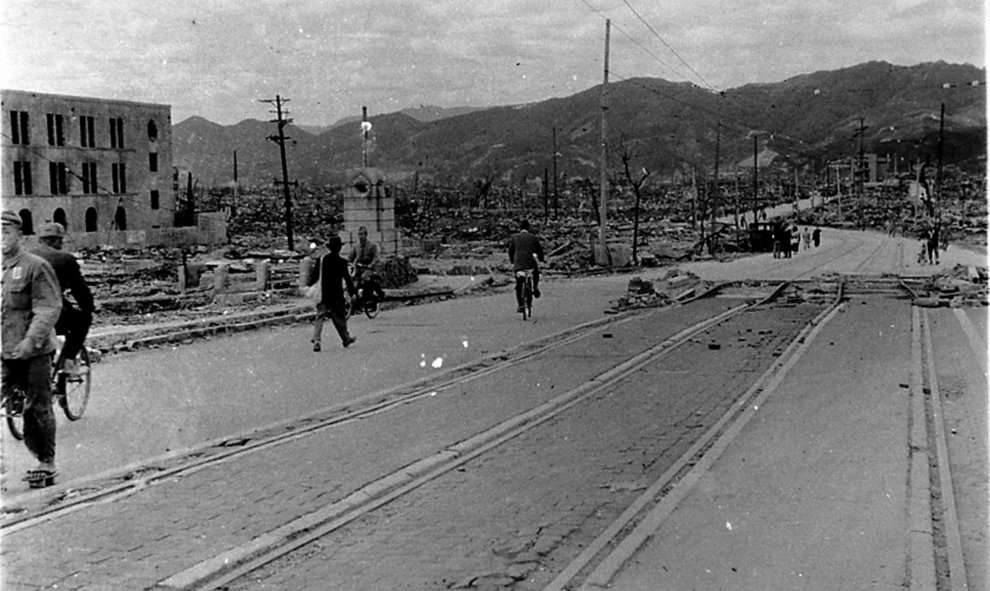 El antes del paso del tranvía visto desde el puente  Aioi en Hiroshima.- REUTERS