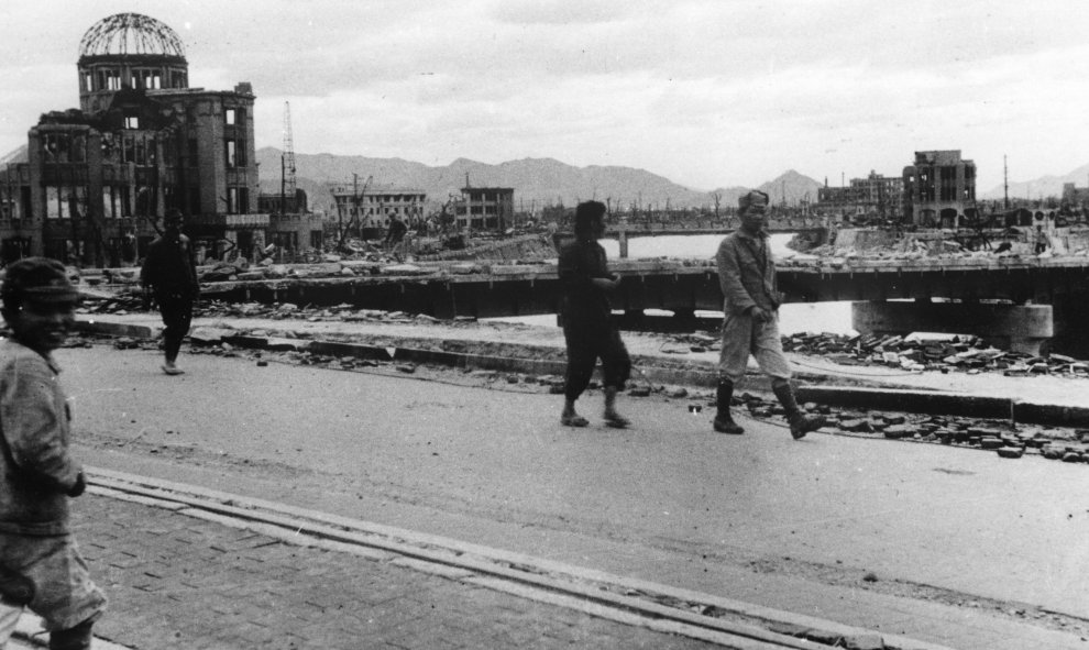 El antes del puente Aioi desde el cual se ve la llamada 'the Atomic Bomb Dome' (La cúpula de la bomba atómica) en Hiroshima.- REUTERS.