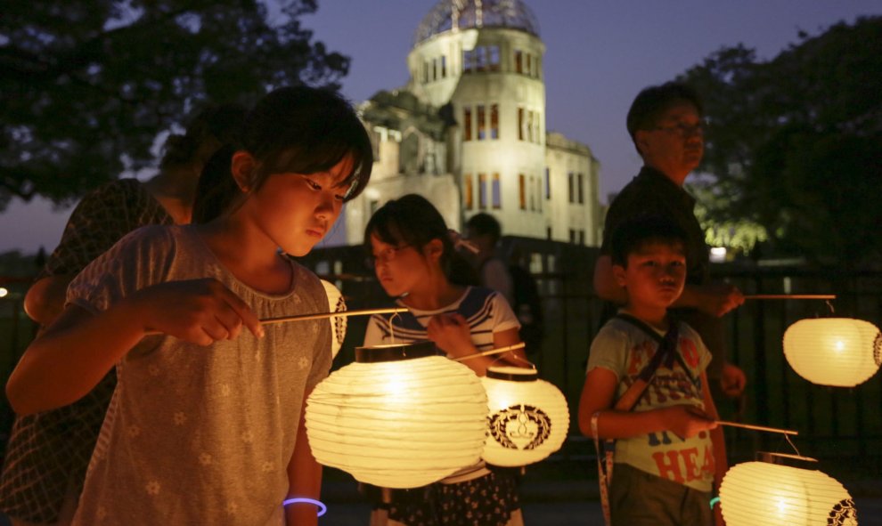 Varios niños de Hiroshima llevan linternas durante una procesión en honor a las víctimas de la bomba atómica ante la Cúpula de la Bomba Atómica, en el Parque Conmemorativo de la Paz de Hiroshima, en el oeste de Japón, hoy, 5 de agosto de 2015. Las autorid