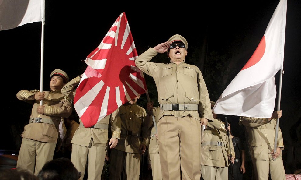 Activistas pro-China vestidos de soldados japoneses de la Segunda Guerra Mundial durante una protesta en contra de los estudiantes que ocupan la entrada del Ministerio de Educación en Taipei, Taiwán, 05 de agosto 2015 .