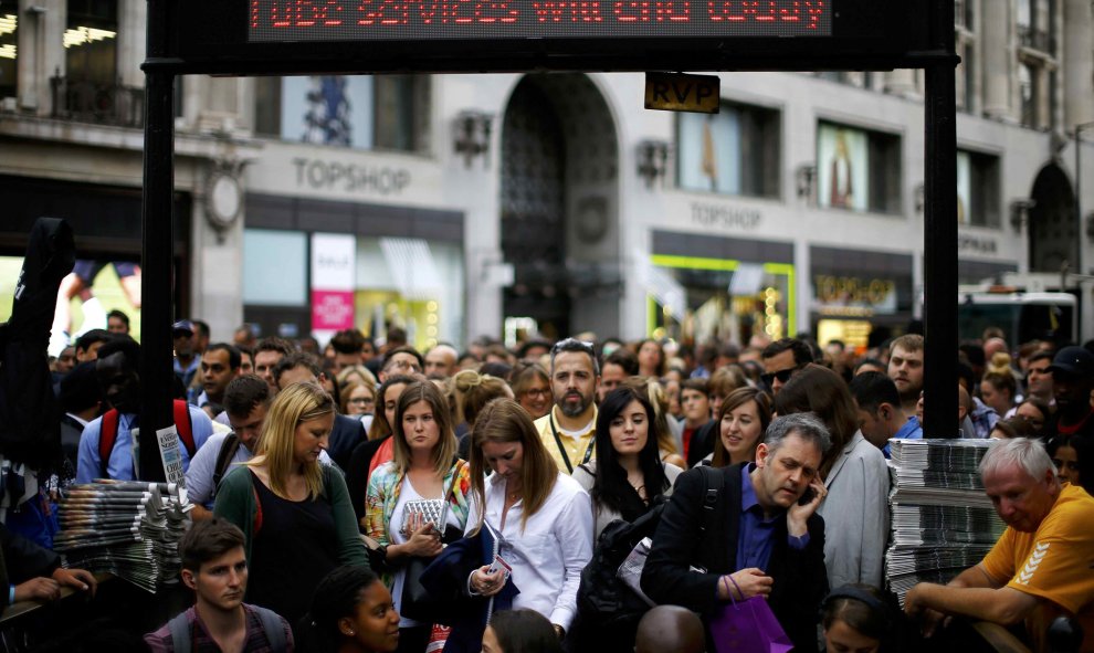 Viajeros intentan entrar en el metro de Oxford Circus un poco antes de que empiece una huelga de 24 horas en Londres, Reino Unido, 5 de agosto de 2015. REUTERS/Darren Staples