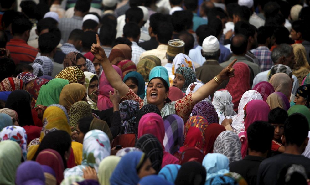 Una aldeana de Cachemira grita durante el funeral de un presunto militante en la aldea Kakapora, al sur de Srinagar, 7 de agosto de 2015. Tres casas residenciales fueron dañadas y un militante fue asesinado en un enfrentamiento con las fuerzas de segurida