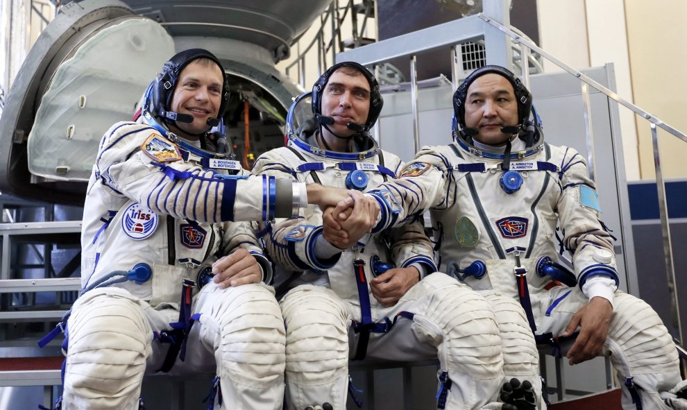 Los miembros de la tripulación de la expedición 45/46 a la Estación Espacial Internacional (EEI), el astronauta danés Andreas Mogensen, de la Agencia Espacial Europea, y los cosmonautas ruso Sergei Volkov (c) y kazajo Aydyn Aimbetov (dcha) posan para los