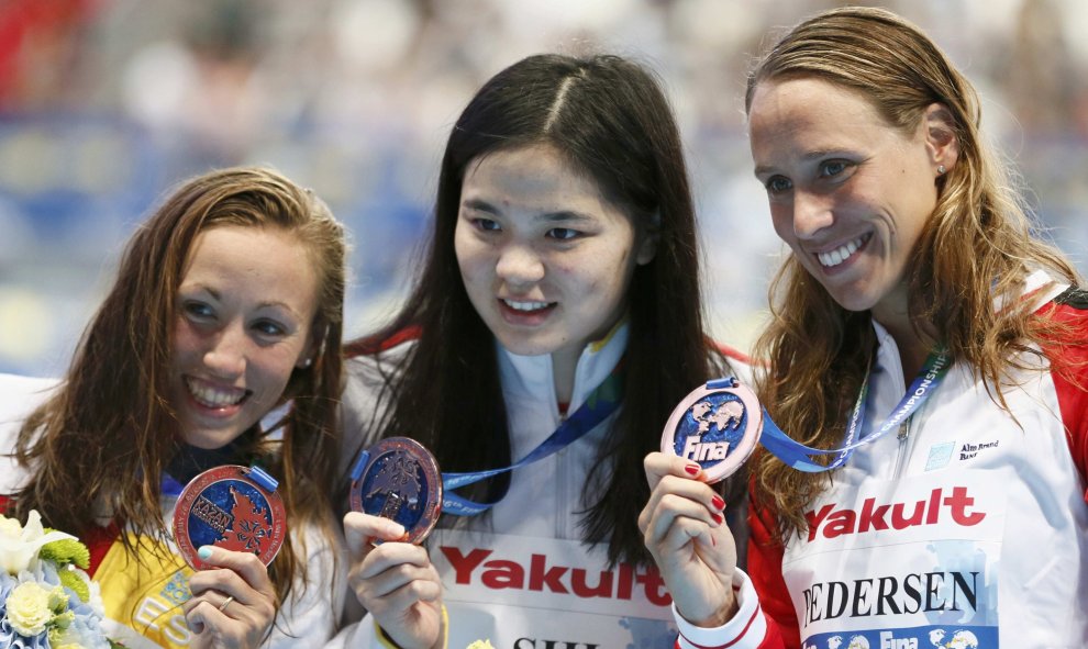 Medallistas de bronce, Jessica Vall, de España, Shi Jinglin, de China, y Rikke Moller Pedersen, de Dinamarca. Celebran la final de natación de 200m a estilo braza en el Campeonato Mundial de Natación en Kazán, Rusia, 7 de agosto de 2015. REUTERS / Stefan
