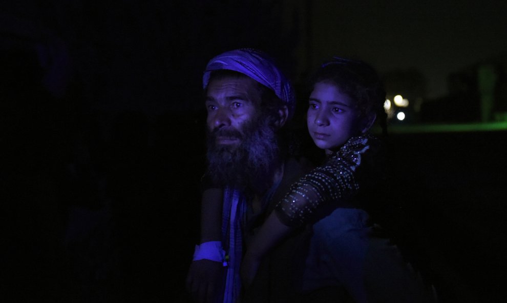 Un hombre afgano lleva a su hija herida tras la explosión de un camión bomba en Kabul .- AFP PHOTO / Wakil Kohsar