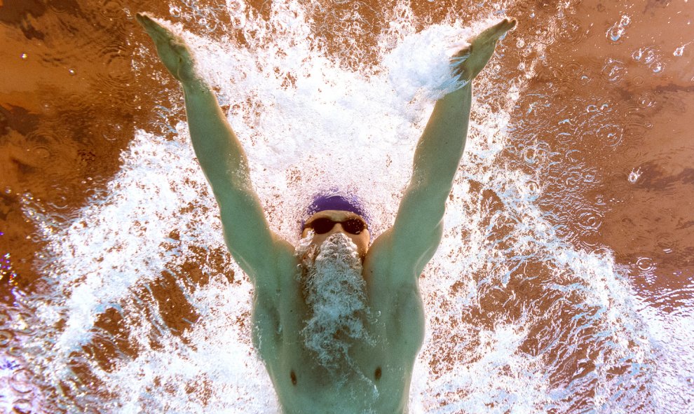 El nadador de Gran Bretaña Adam Peaty compite en la final de 100 metros braza del Campeonato Mundial FINA 2015 en Kazan.- AFP PHOTO / FRANCOIS XAVIER MARIT