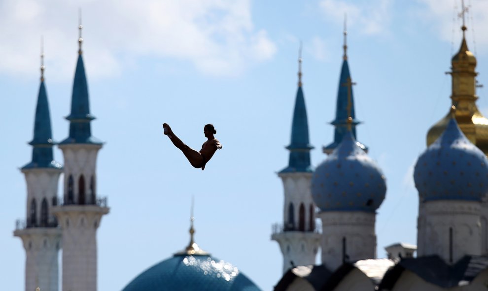 Un atleta compite en una de las pruebas de los Campeonatos del Mundo de natación en el río Kazanka, en Kazán, Rusia. AFP PHOTO / ROMANO Kruchinin